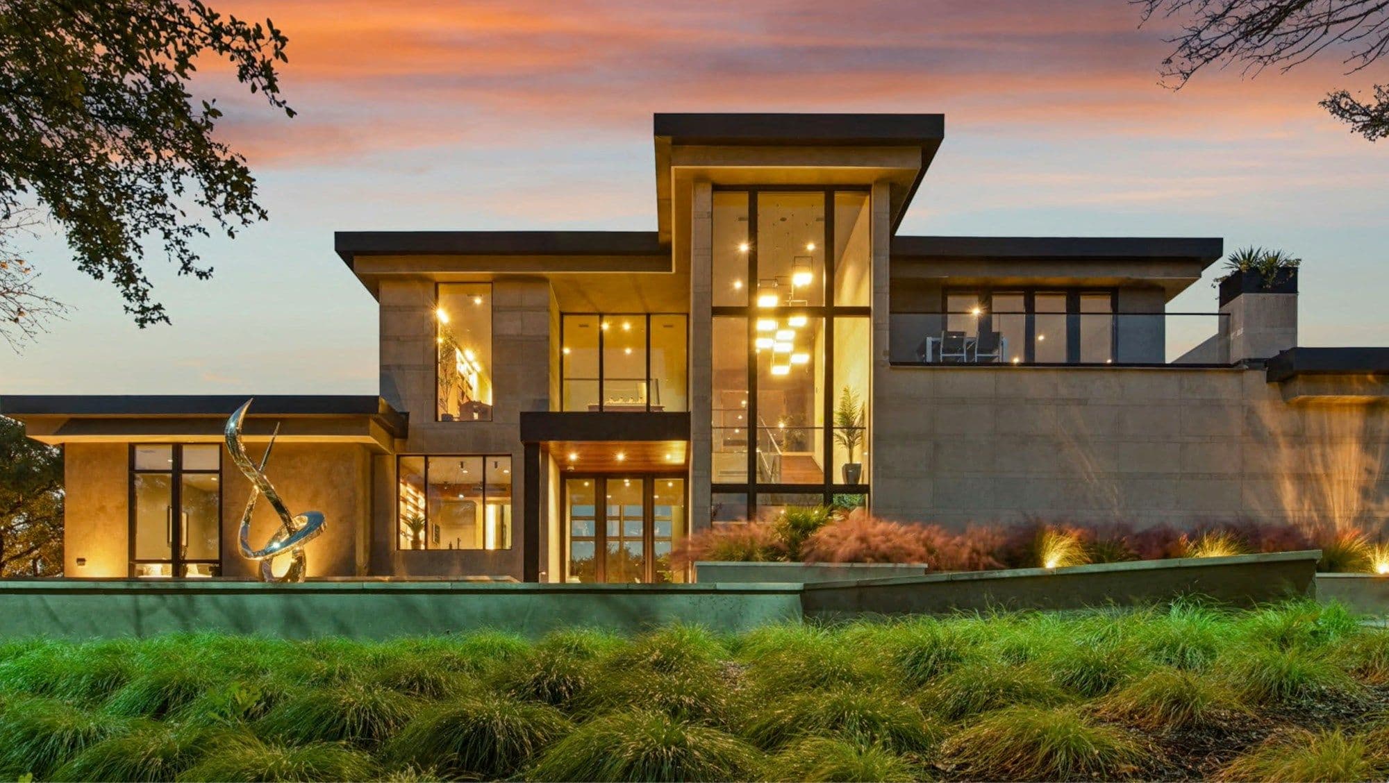 Casa moderna iluminada al atardecer